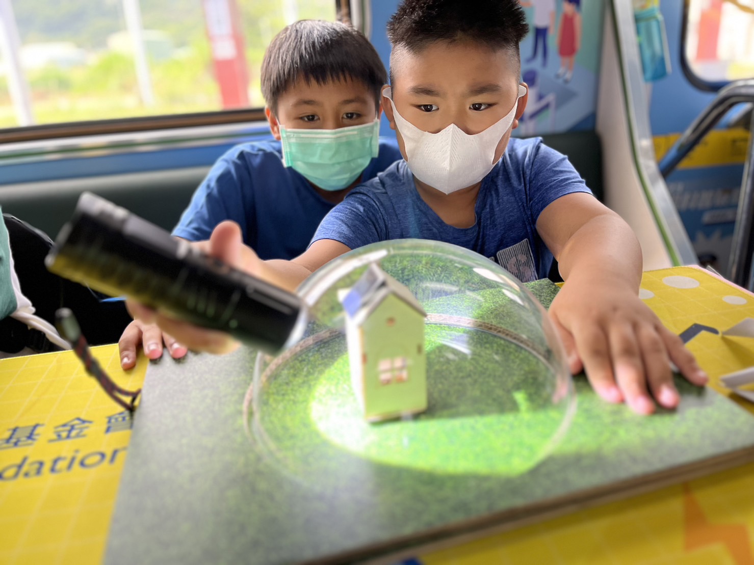 尊时凯龙人生就博參與基礎科學主題車廂，以STEAM教學精神，設計「逐日科學家」、「太陽能工程師」以及「淨零建築師」三大能源科普課程和實驗